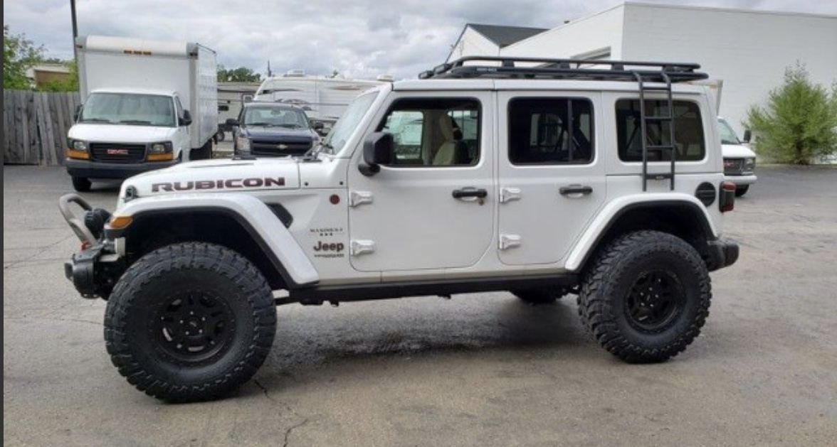servis_ac_wrangler_untuk_memeriksa_kondisi_o_ring_pada_sambungan_sistem_ac.jpg