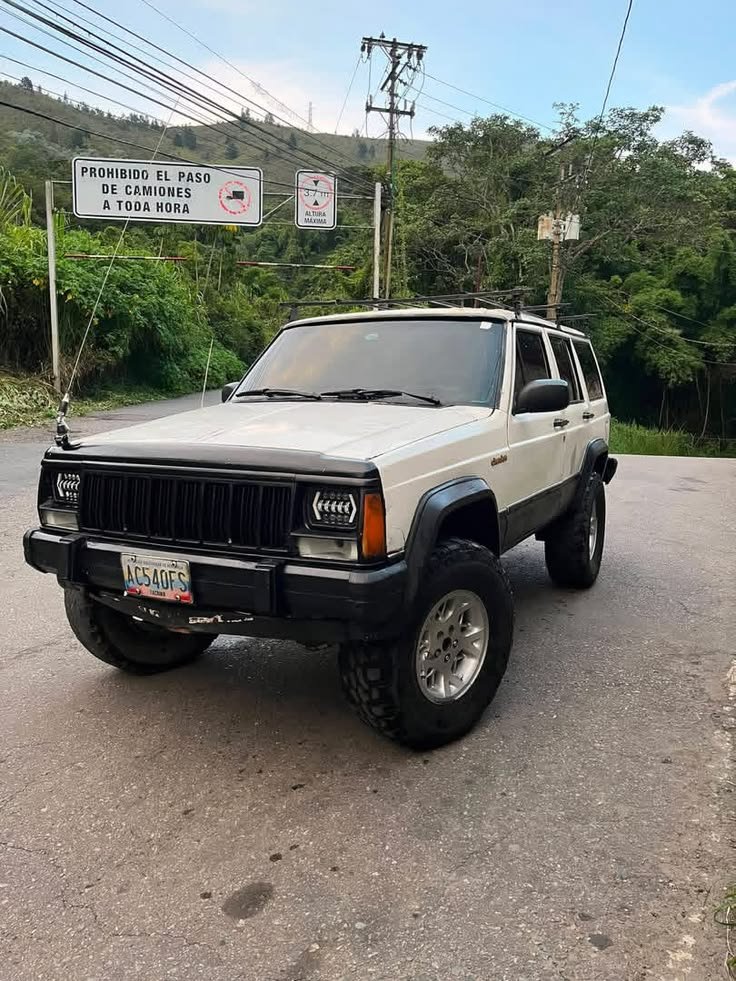 servis_kelistrikan_cherokee_untuk_menelusuri_korsleting_akibat_kabel_tikus.jpg